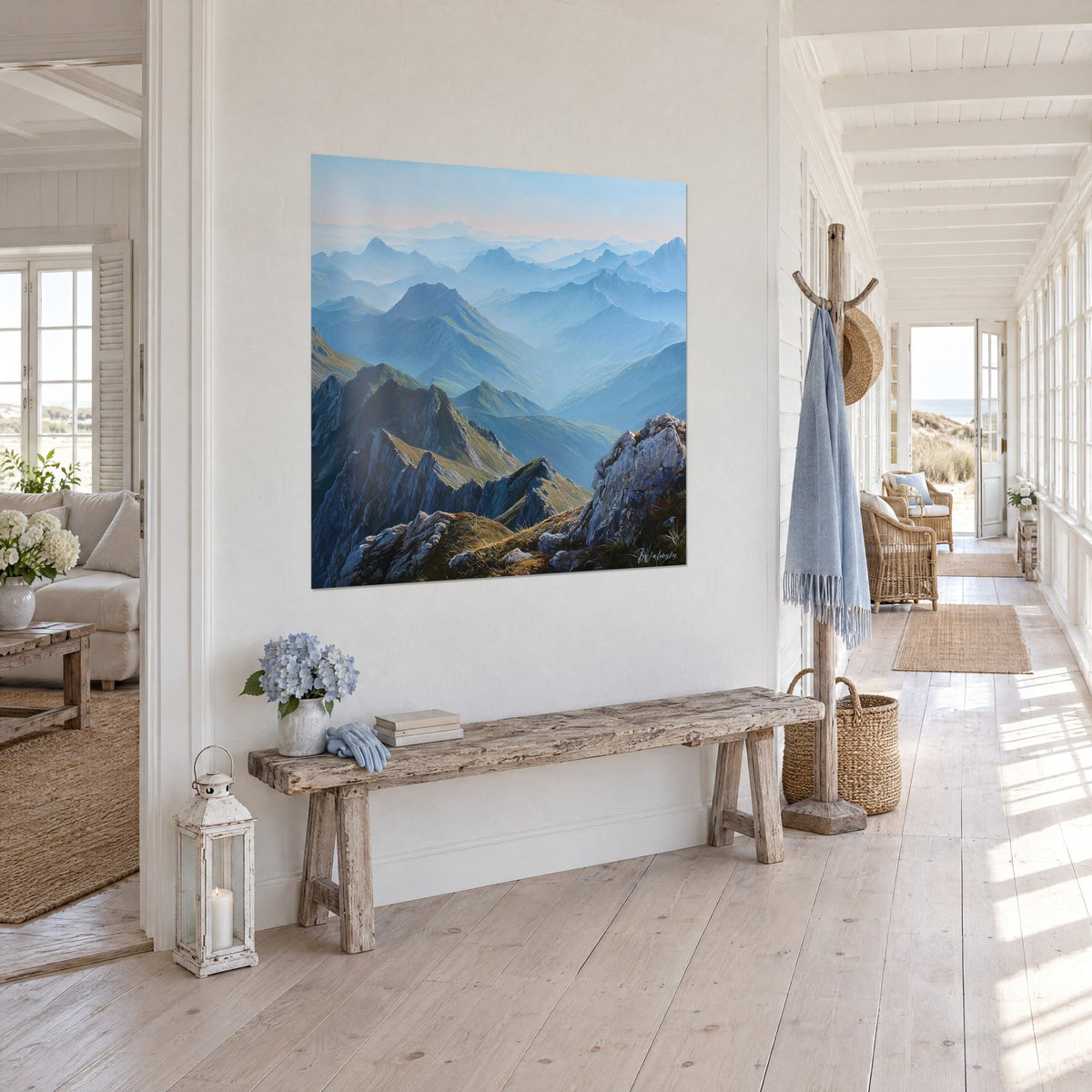Quadro di creste frastagliate in sfumature di azzurro pallido, roccia grigia in primo piano, in un corridoio di casa al mare