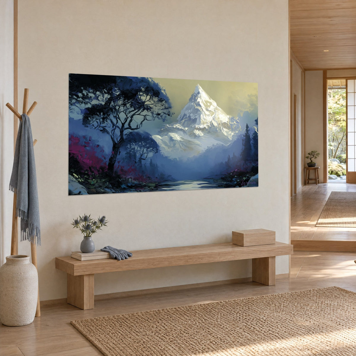 Gemälde einer weißen Bergspitze, die aus einem ockerfarbenen Himmel ragt, nachtblaue Tannen und ein glitzernder Fluss, in einem Japandi-Flur in Dreiviertelansicht