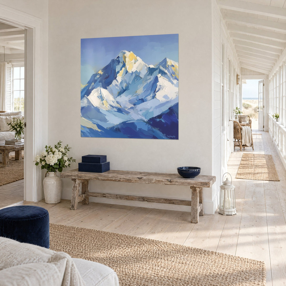Tableau pic alpin sous un ciel bleu pervenche, neige ivoire et éclats jaunes, en perspective dans un couloir de maison de bord de mer