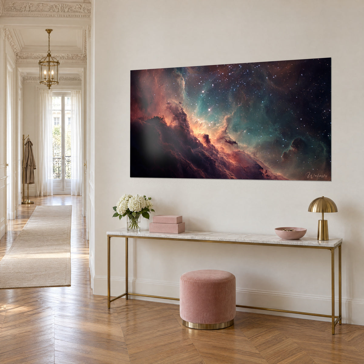 Cuadro aurora cósmica en óxido y verde agua, crestas de polvo luminoso, sobre una pared blanca con consola dorada