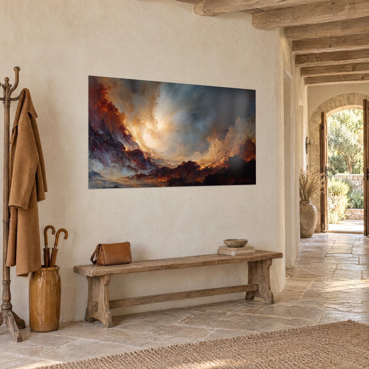 Cuadro cielo incandescente con volutas ámbar y óxido, haz blanco en el centro, muro enlucido de una casa de piedra