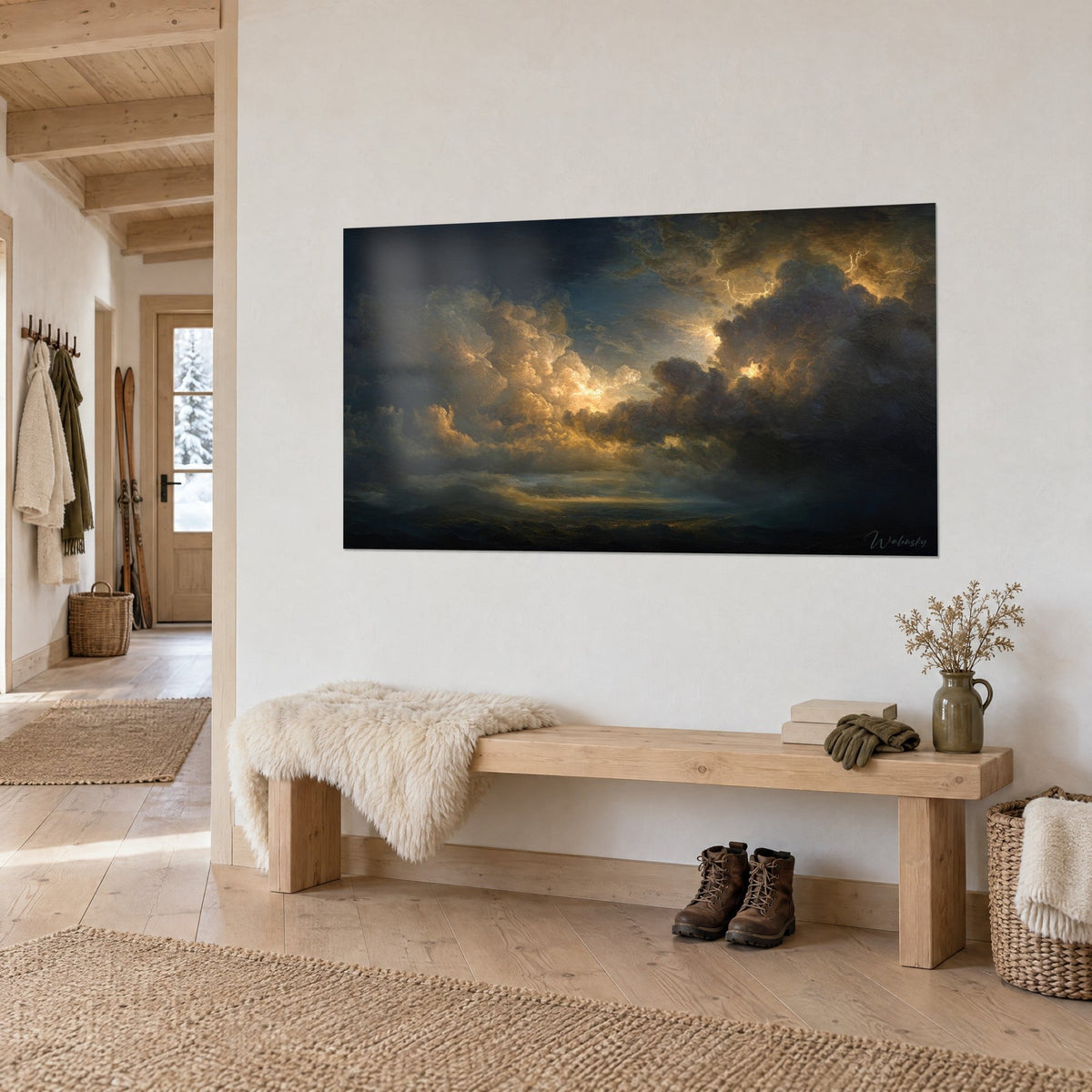 Gemälde goldene Wolkenmassen voller Blitze, tintenschwarz und honiggelb, an weißer Wand über einer Holzbank in Hellbraun und einem Schaffell