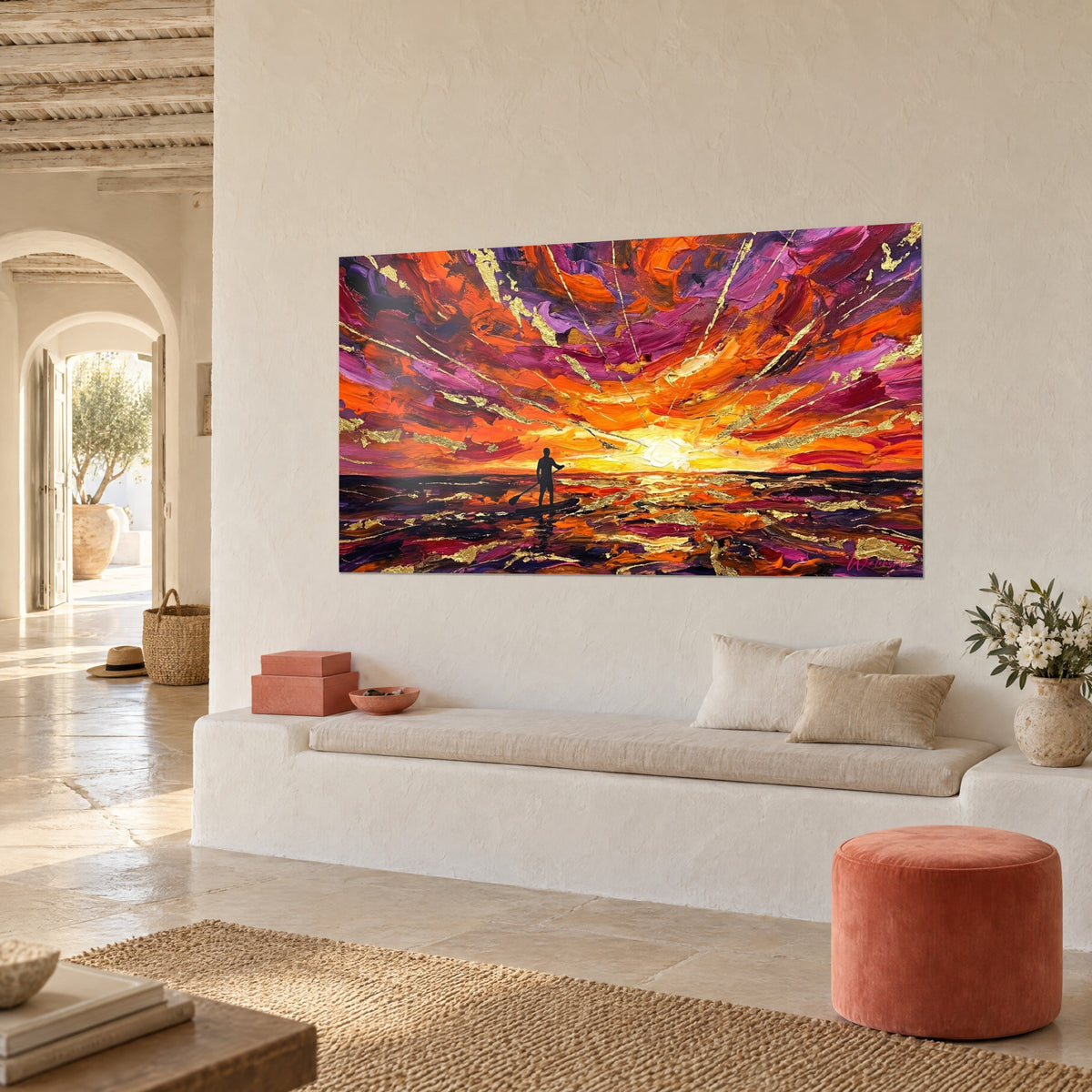 Gemälde glühender Sonnenuntergang, pastös aufgetragene Wolken in Karminrot und Purpur, Goldblätter, an einer weißen Wand eines mediterranen Hauses