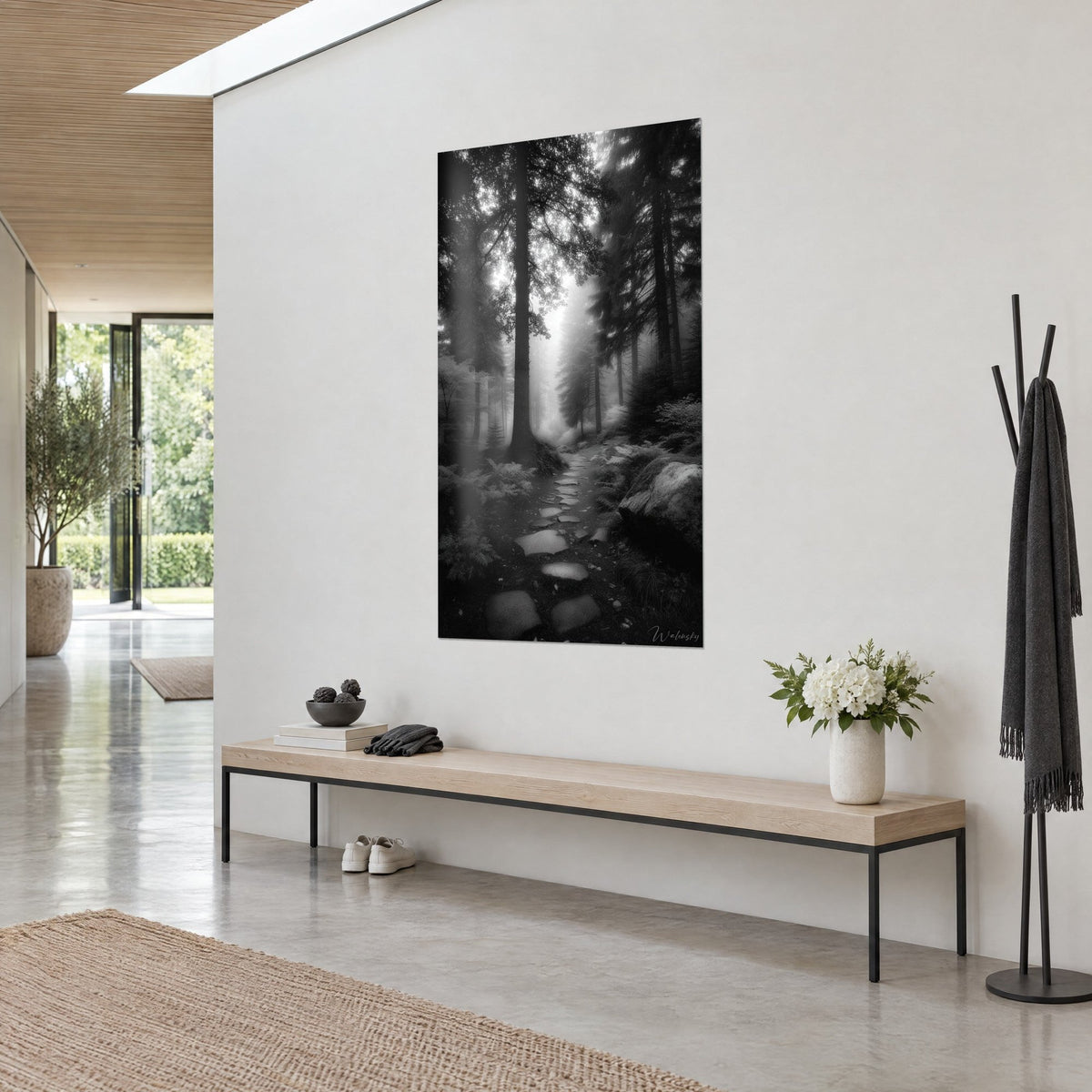 Tableau forêt mystérieuse en noir et blanc, dalles claires dans la brume, sapins sombres, sur un mur blanc d'entrée