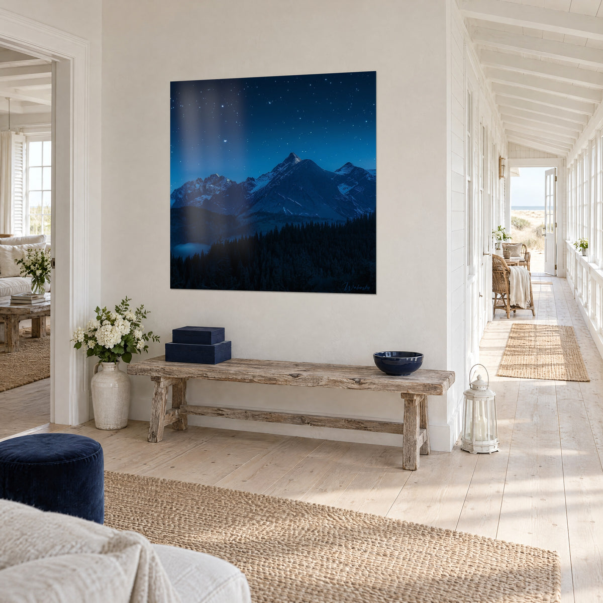 Tableau sommet pyramidal sous la voûte stellaire, bleu marine et blanc givré, accroché dans un couloir de maison côtière