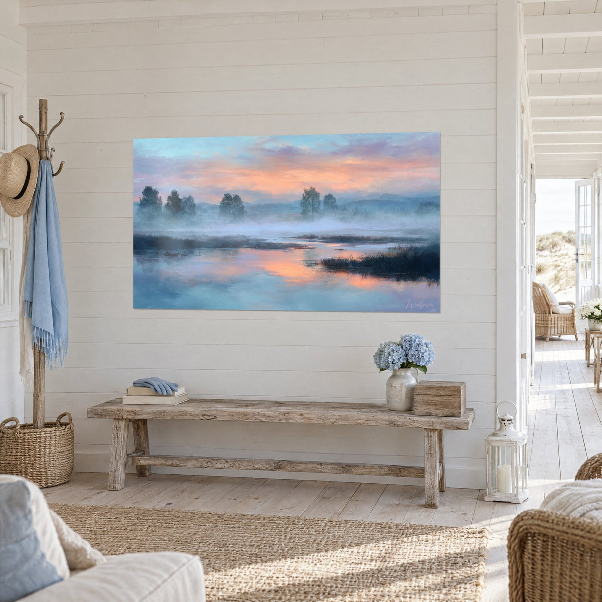 Tableau étang voilé de brume, arbres sombres et reflets orangés sur l'eau bleue, mur blanc, maison de bord de mer