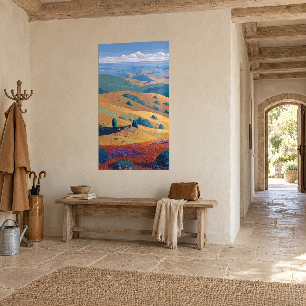 Schilderij glooiend landschap met blauwgroene cipressen, oker- en honingkleurige hellingen, hangend in een stenen huis, driekwartzicht