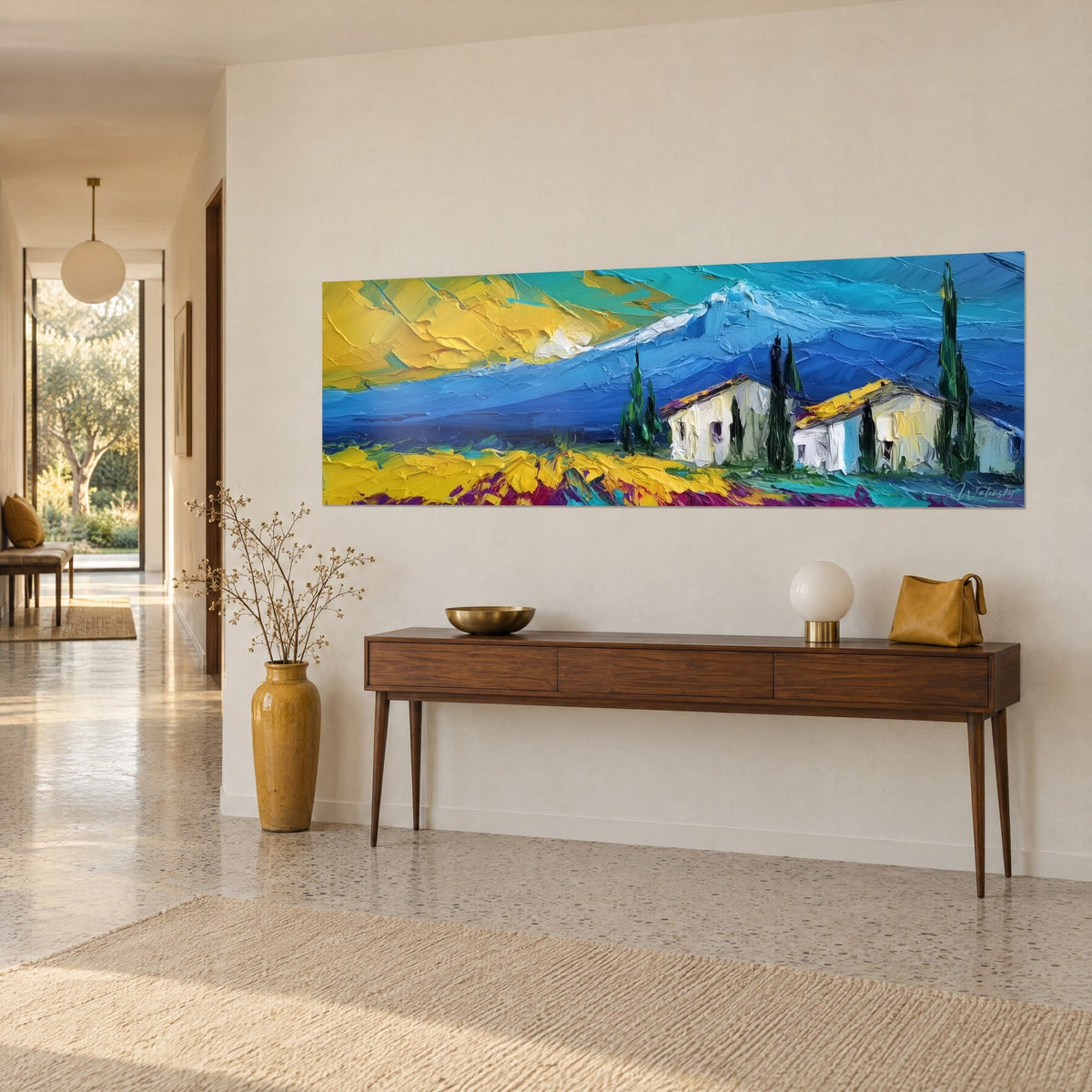Tableau mas provençal aux murs crème, montagne bleue enneigée et champ jaune safran, pâte épaisse, sur un mur beige au-dessus d'une console en bois