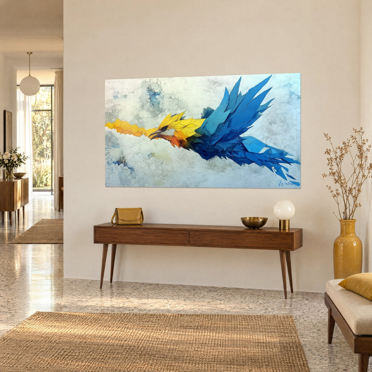 Schilderij exotische vogel met hemelsblauw verenkleed en zonnig geel, slanke grijze snavel, staart van gouden zeshoeken, aan een beige gangmuur