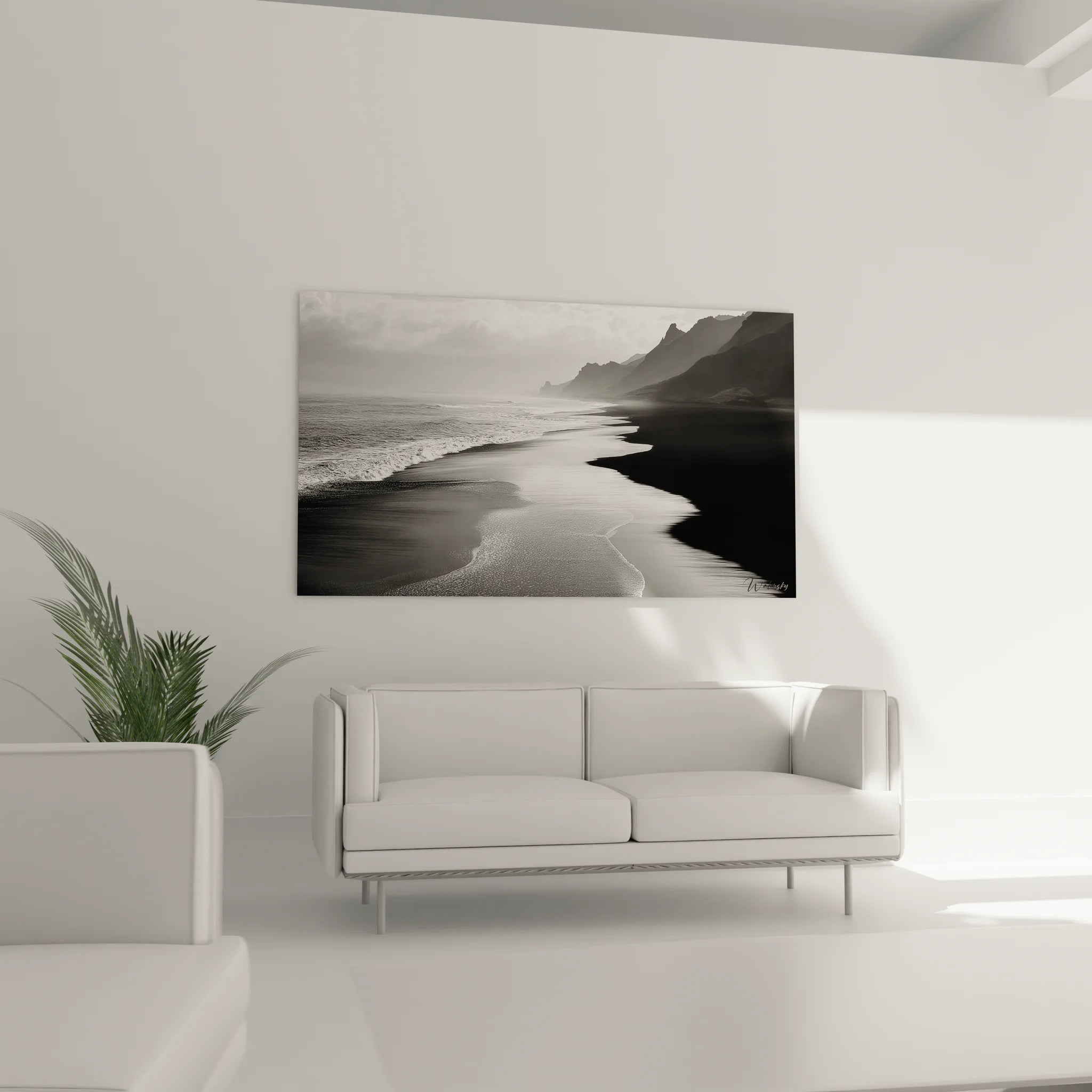 Détail tableau plage noir et blanc montrant texture sable mouillé et reflets argentés des vagues