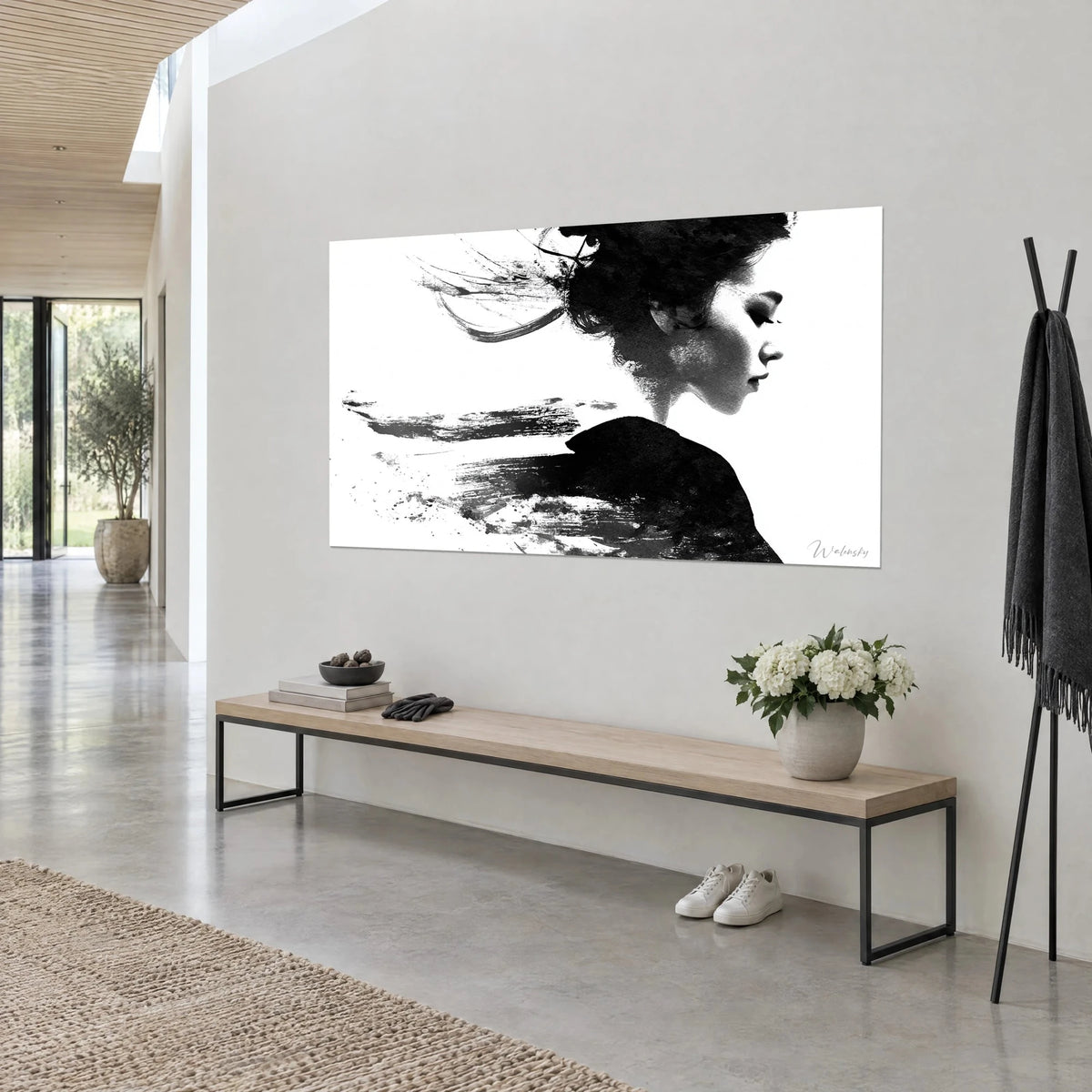 Tableau visage féminin en clair-obscur, éclaboussures grises et blanches, vu de trois quarts sur un mur gris, bois et acier