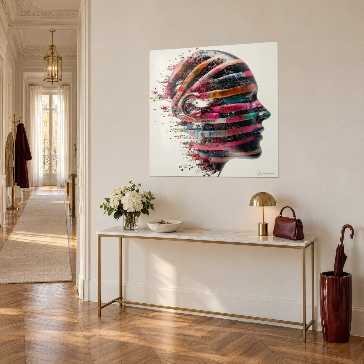 Schilderij menselijke silhouet met magenta, turquoise en glanzend zwart, gezicht uiteengevallen in vierkanten, opgehangen boven een vergulde console