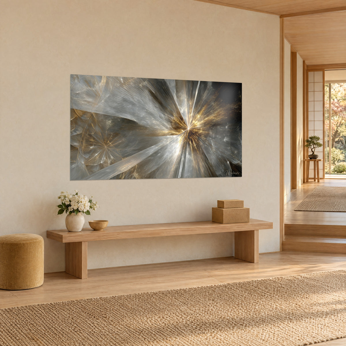 Tableau explosion lumineuse aux filaments dorés sur fond gris perle, face à un banc en bois clair dans une entrée japandi