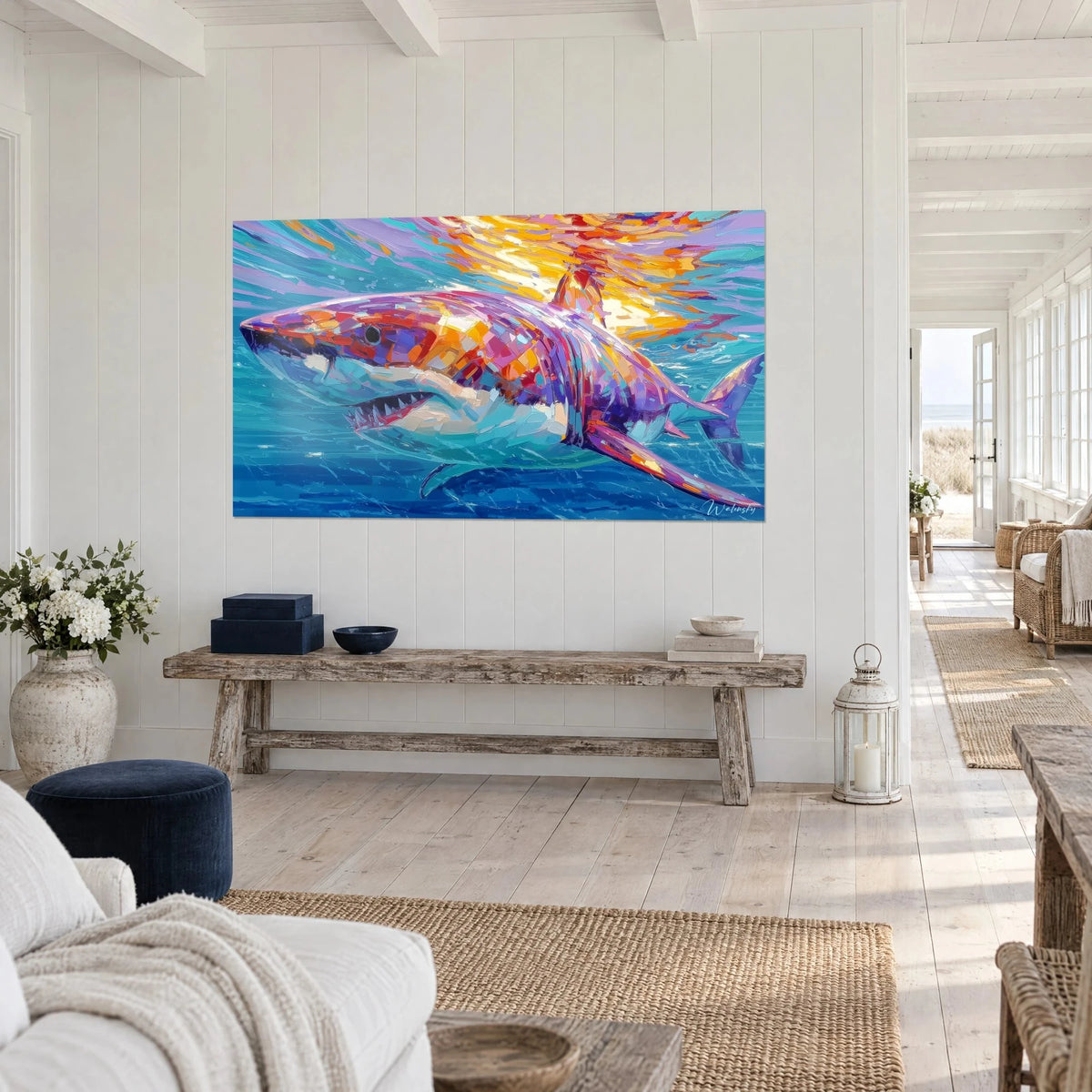 Schilderij haai in roze, amberkleurige en ijsblauwe messteken, gouden zonnevonkjes op het oppervlak, witte muur aan zee