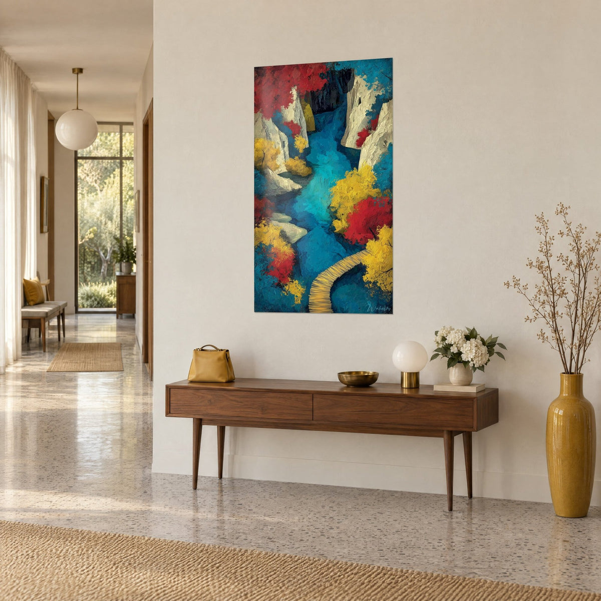 Tableau canyon aux eaux bleu turquoise, feuillages rouge vif et jaune moutarde, vu de trois-quarts, console en bois, couloir clair