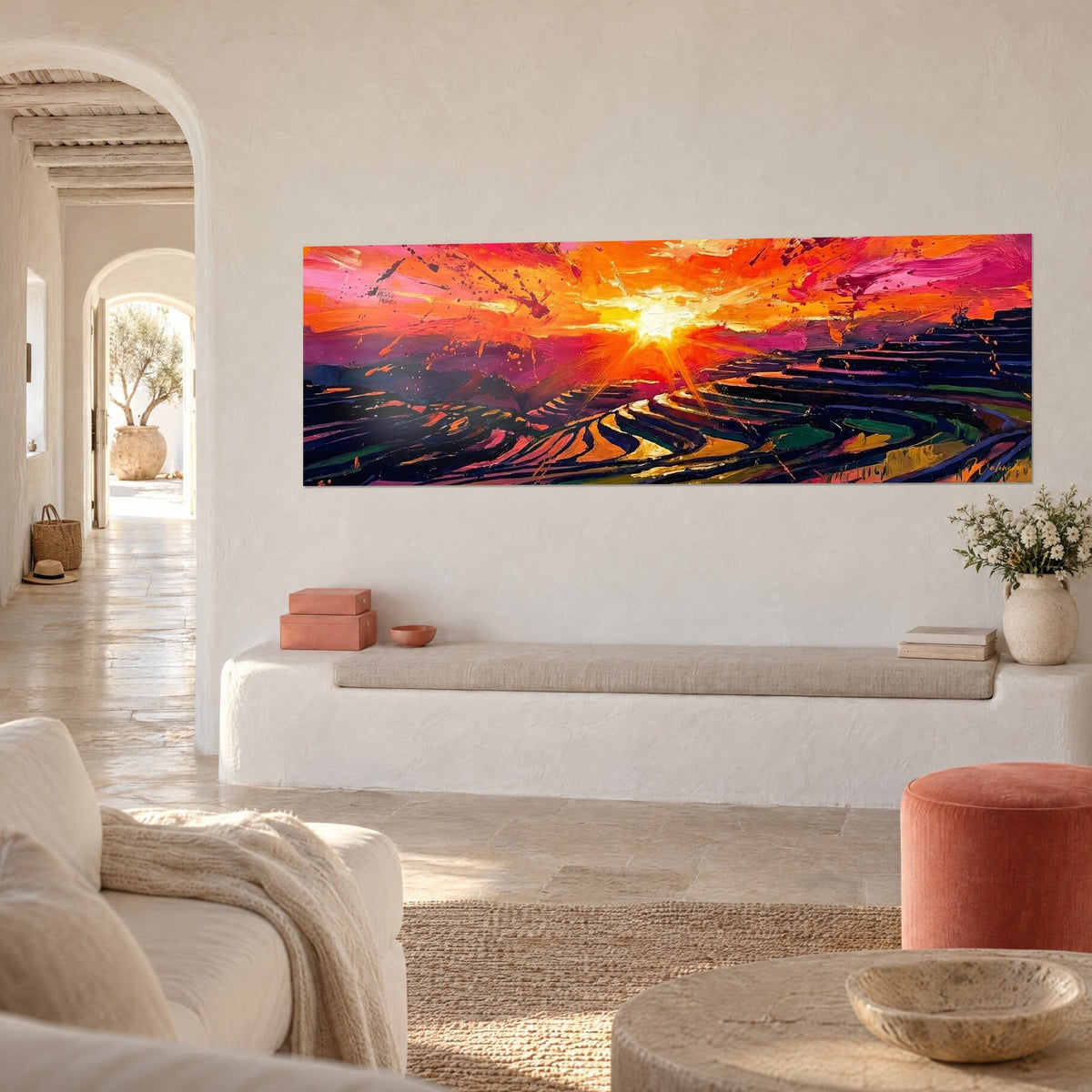 Quadro aurora fiammeggiante su terrazze coltivate, schizzi arancio e viola intenso, vista di tre quarti in un soggiorno imbiancato