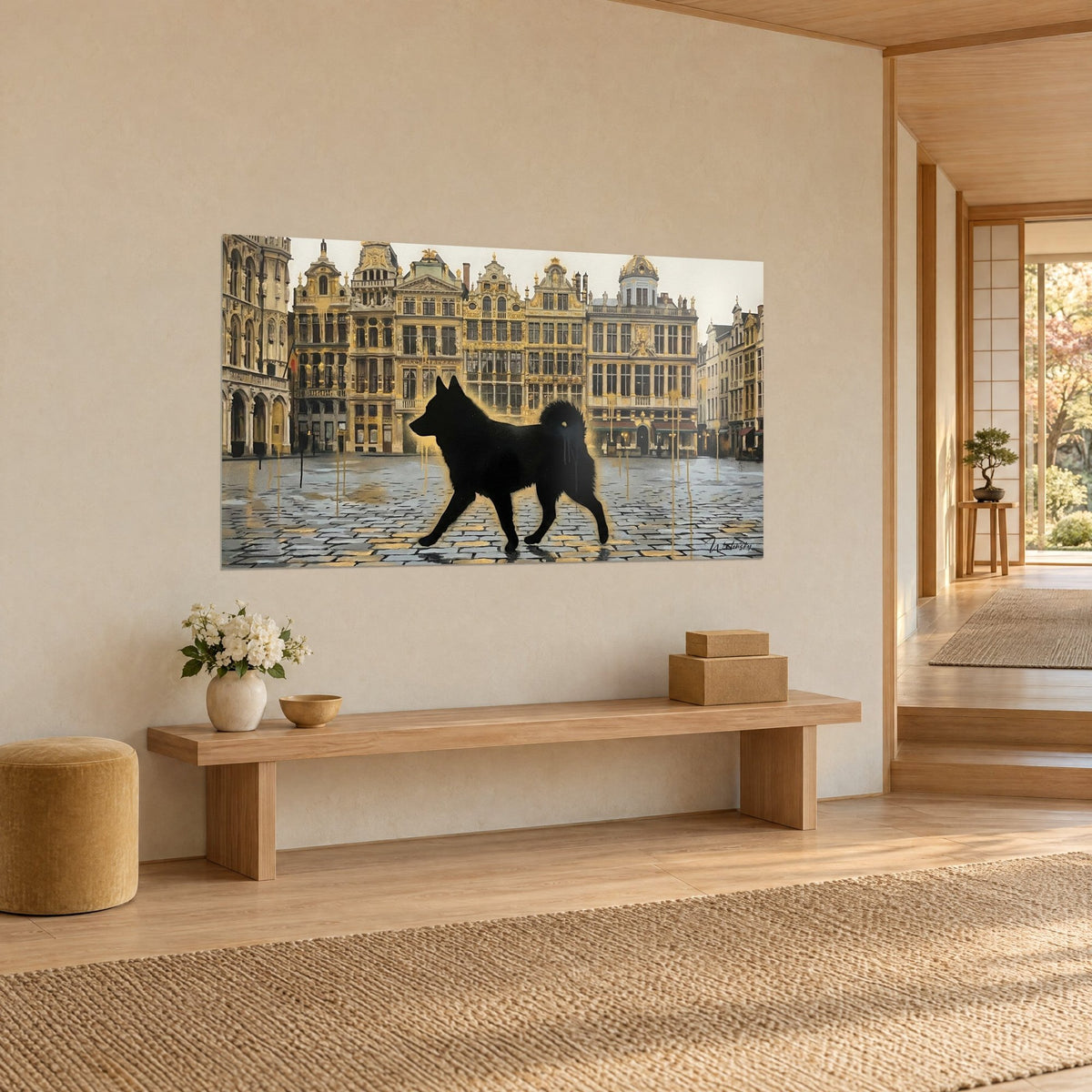 Cuadro de un Schipperke en silueta oscura, cola rizada y adoquines plateados con reflejos dorados, fachadas antiguas, pared beige japandi