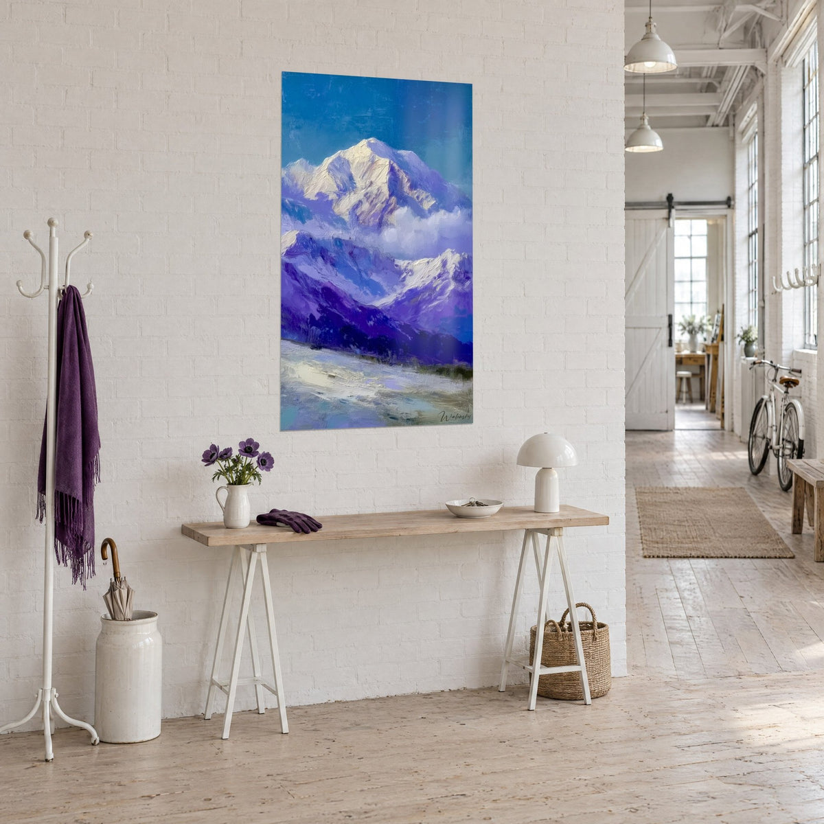 Schilderij gletsjertop in olieverf, lavendelkleurige en ultramarijnblauwe hellingen onder een witte wolk, houten console in een lichte loft