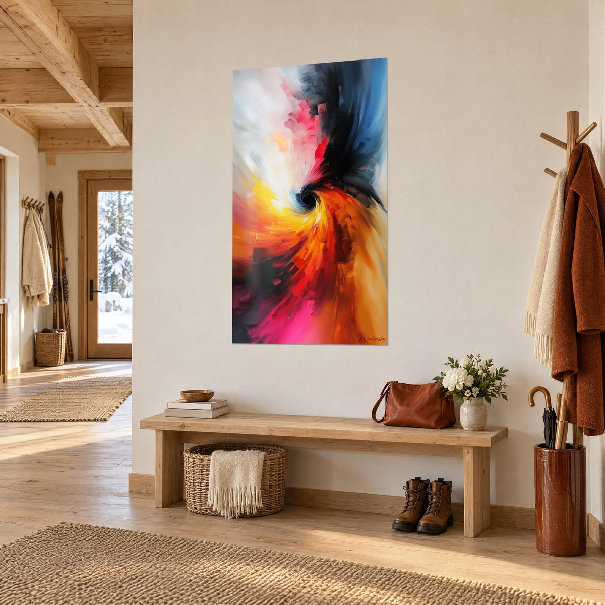 Tableau tourbillon abstrait noir et bleu nuit, éclats orange et blanc, accroché dans une entrée en bois et pierre d'un chalet