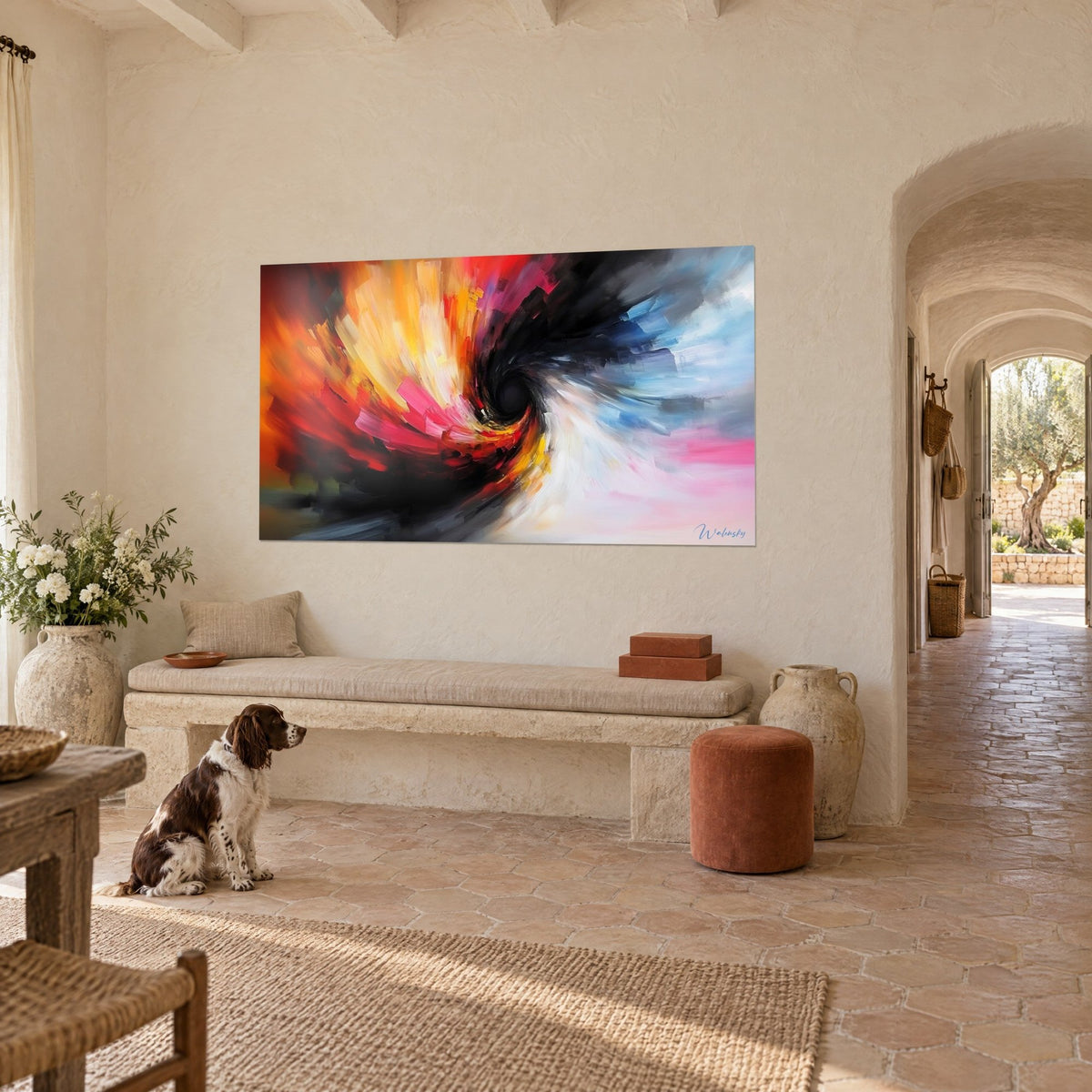 Quadro spirale cosmica nero profondo, arancio vivo e rosa bubblegum, pennellate spesse, sulla parete di un mas provenzale, uno spaniel seduto davanti
