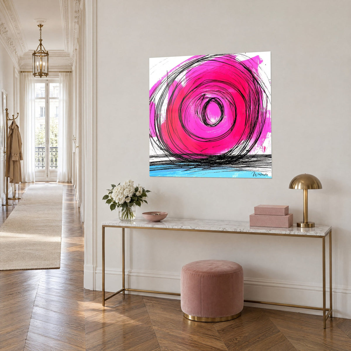 Quadro turbine magenta a matita nera su fondo bianco, fascia azzurra, visto di tre quarti sopra una consolle dorata