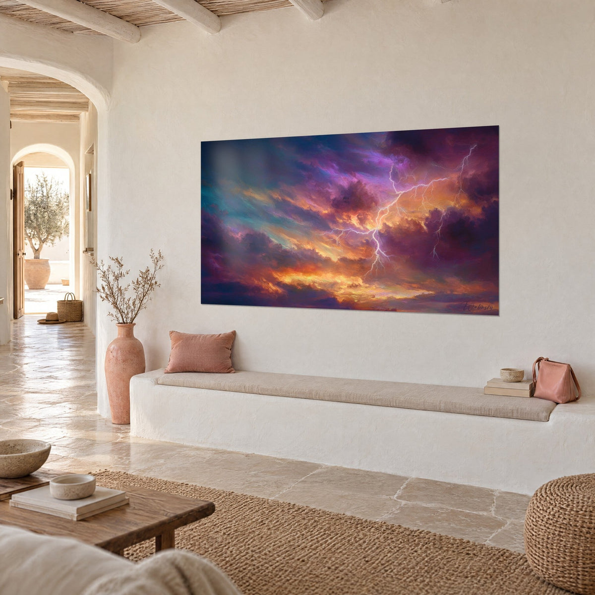 Tableau tempête électrique aux nuages violets et ambre, foudre ramifiée, accroché dans une maison méditerranéenne