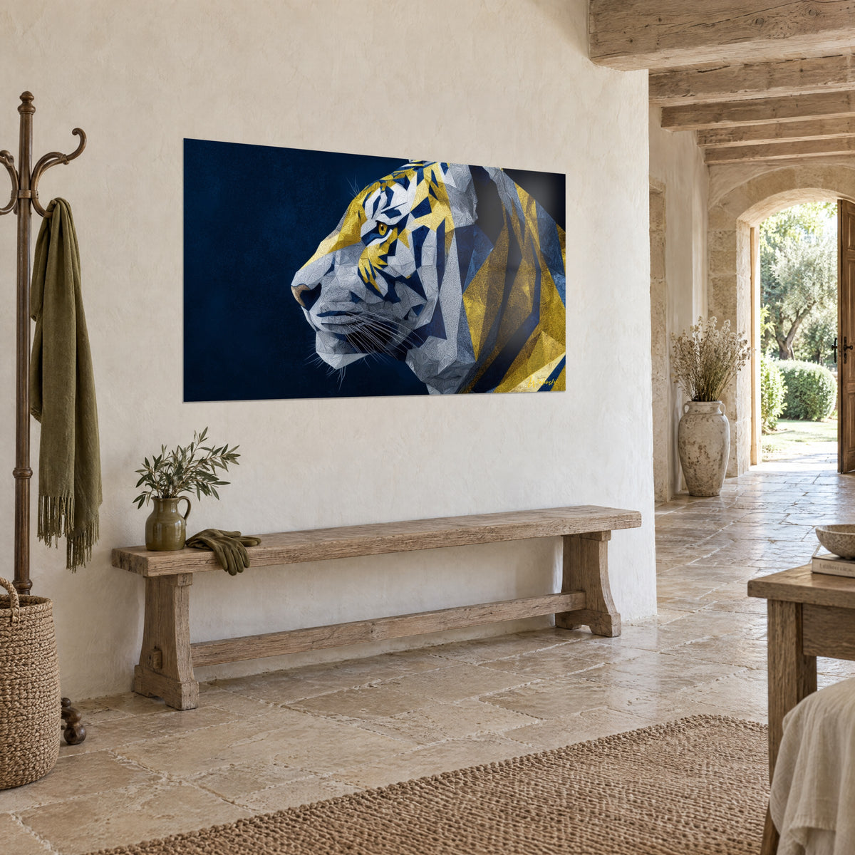 Cuadro Tigre poligonal en facetas amarillo dorado y gris perla sobre fondo azul marino, pared de yeso de una casa de piedra