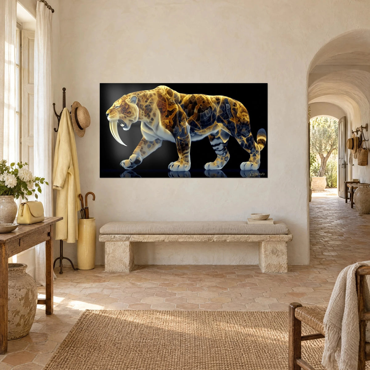 Gemälde eines schreitenden Smilodons, mit Gold und Nachtblau durchzogenes Fell auf schwarzem Grund, an einer provenzalischen Landhauswand in Dreiviertelansicht