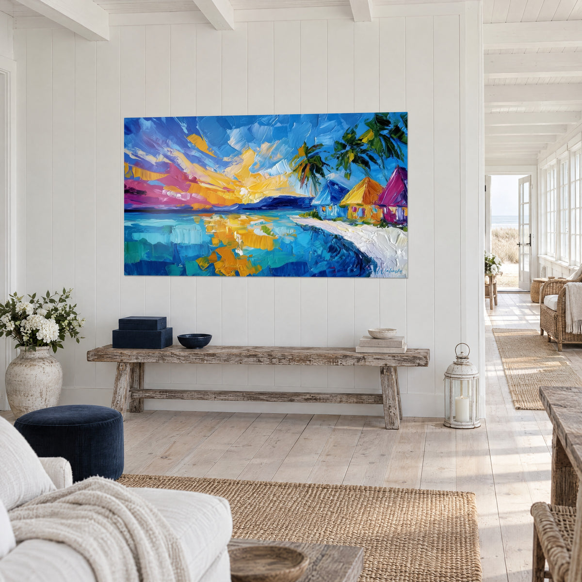 Tableau paradis insulaire aux cabanes bleue, jaune et fuchsia, plage d'ivoire courbe et reflets dorés, vu de trois-quarts, maison de bord de mer