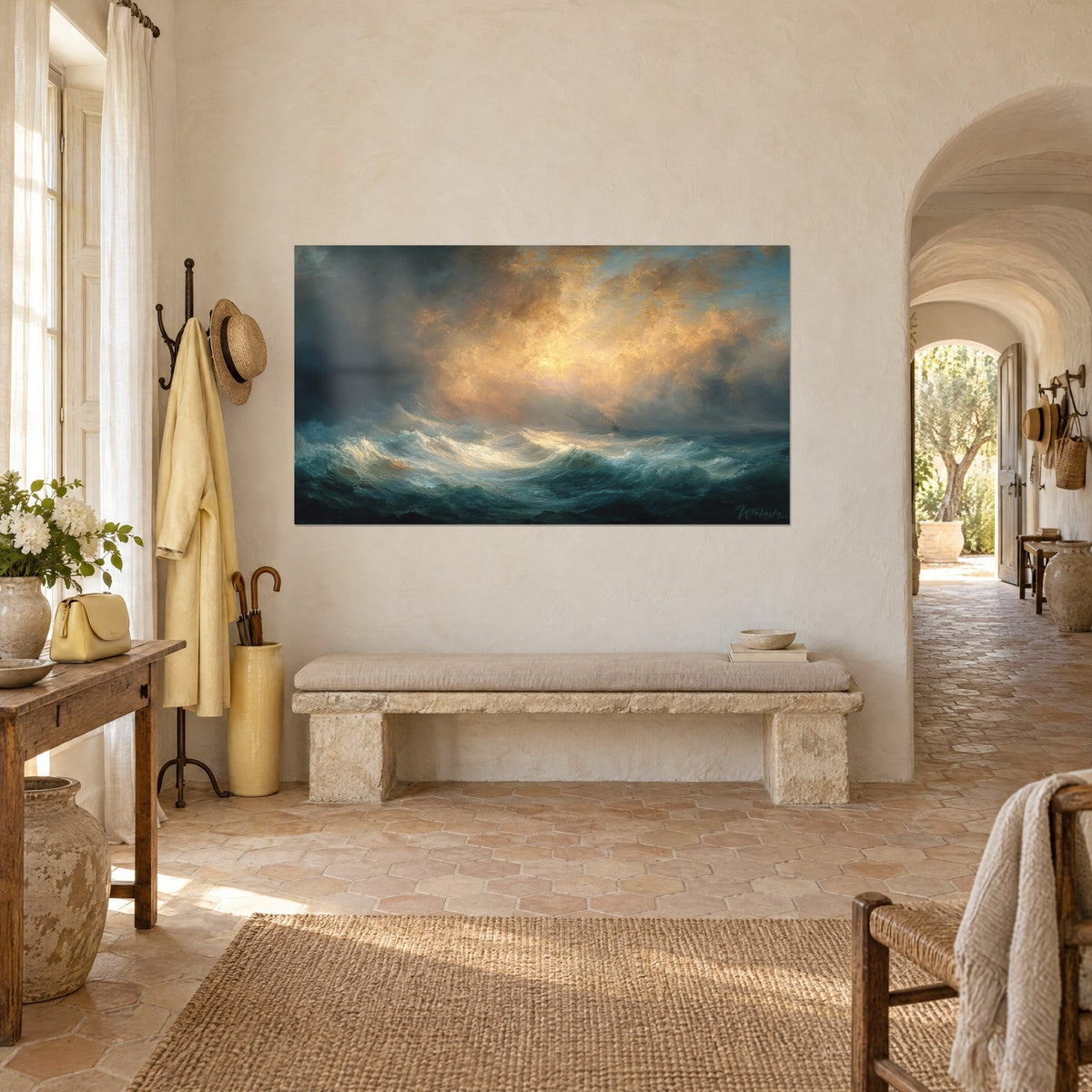 Tableau mer démontée aux crêtes d'écume ivoire, ciel ambre et flots vert sombre, sur un mur de mas provençal en trois-quarts