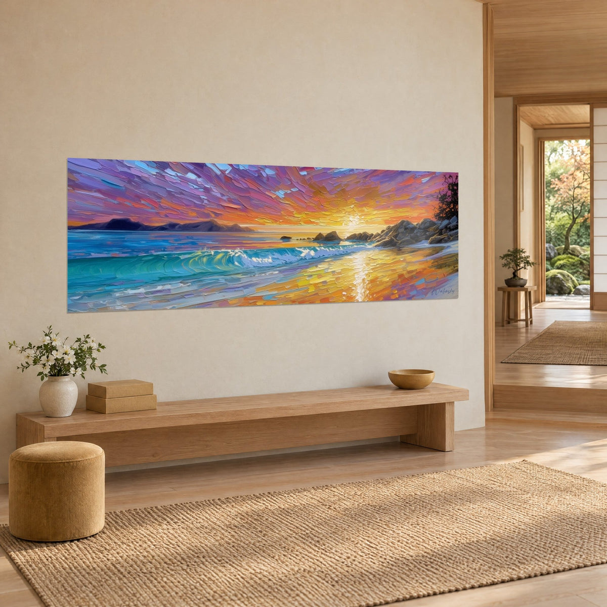 Tableau crépuscule flamboyant sur une crique, rochers sombres, reflets d'or sur le sable mouillé, mur beige d'une entrée japandi