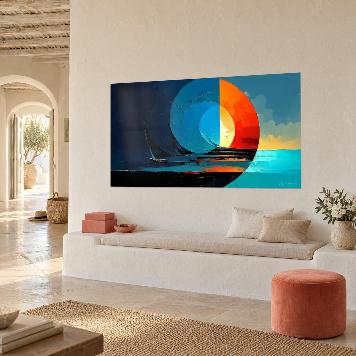 Schilderij abstracte spiraal, half feloranje en half marineblauw, turquoise zee en zwarte trap, driekwart zicht, witte gestucte muur
