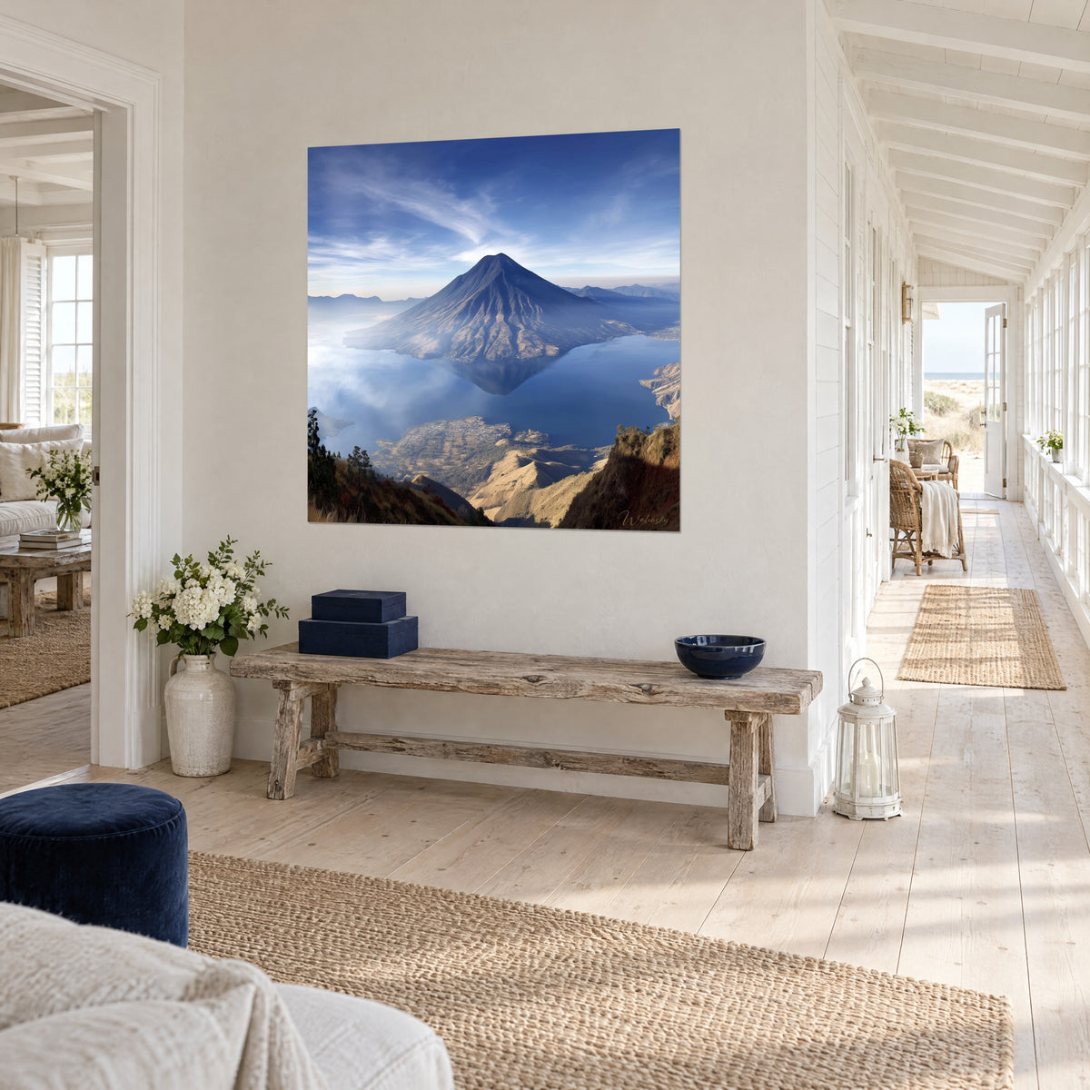 Tableau lac d'altitude et reflet inversé du volcan, ciel bleu strié de cirrus, mur blanc d'un couloir clair