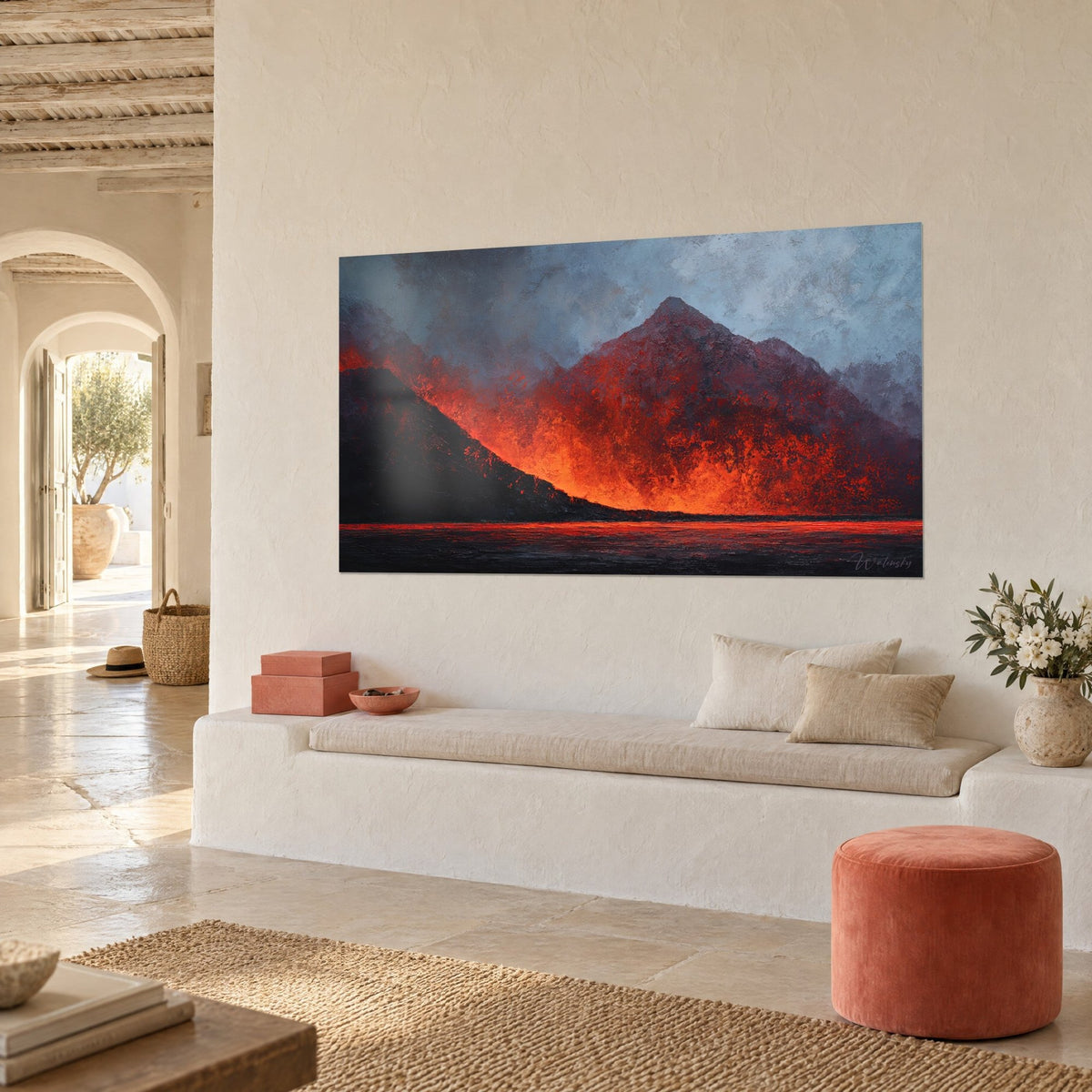 Tableau montagne noire aux coulées rouge incandescent, pic sombre au centre, sur un mur blanc d'une maison de pierre