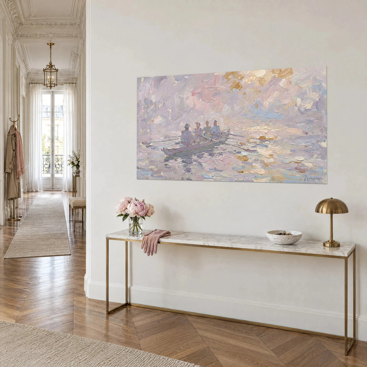 Schilderij vier roeiers in het licht van de zonsopgang, dikke lila, perzikkleurige en lichtblauwe penseelstreken, op een crème Haussmann-muur