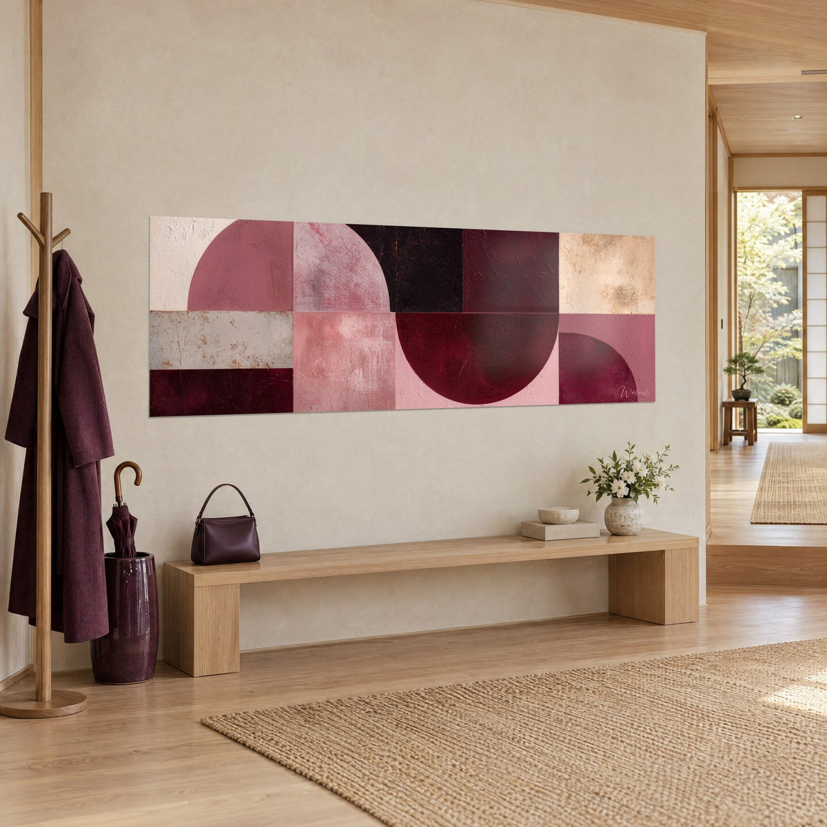 Gemälde Panorama geometrischer Formen in Weinrot und Altrosa, mineralische Körnung, an einer cremefarbenen Wand neben einer Holzbank