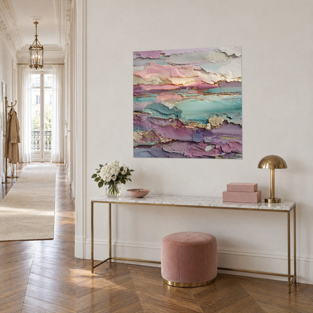 Tableau paysage abstrait en relief, nappes vert d'eau et mauve veinées d'or, au-dessus d'une console dorée, hall haussmannien