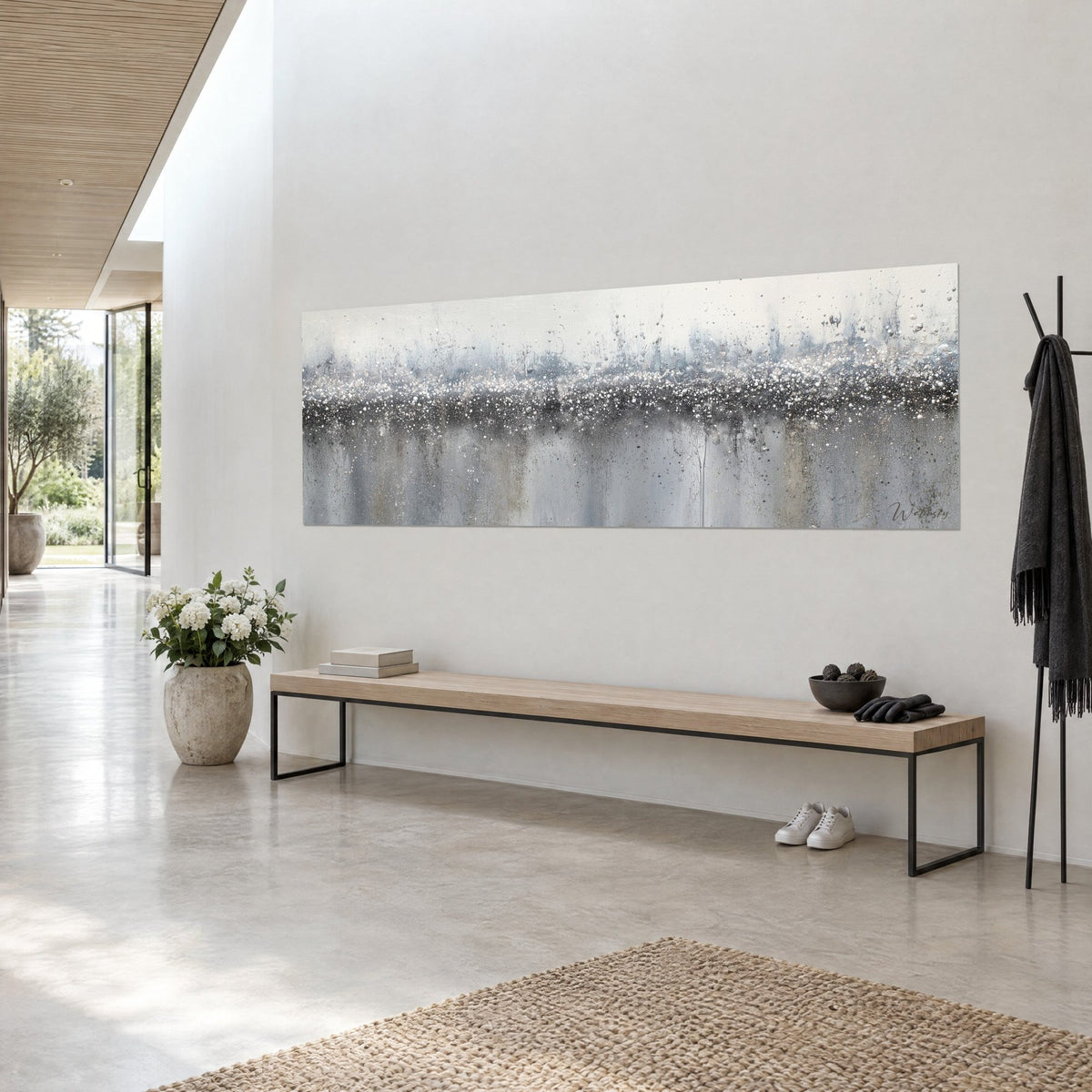 Quadro panoramico di foschia grigia e perline metalliche scintillanti, colature verticali argentate, su parete bianca, vista di tre quarti