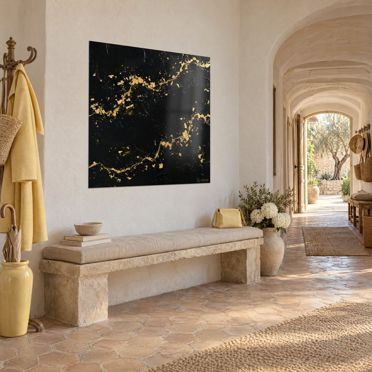 Tableau constellation dorée aux paillettes d'or sur noir profond, mur crème enduit, banc en pierre, couloir voûté d'un mas provençal