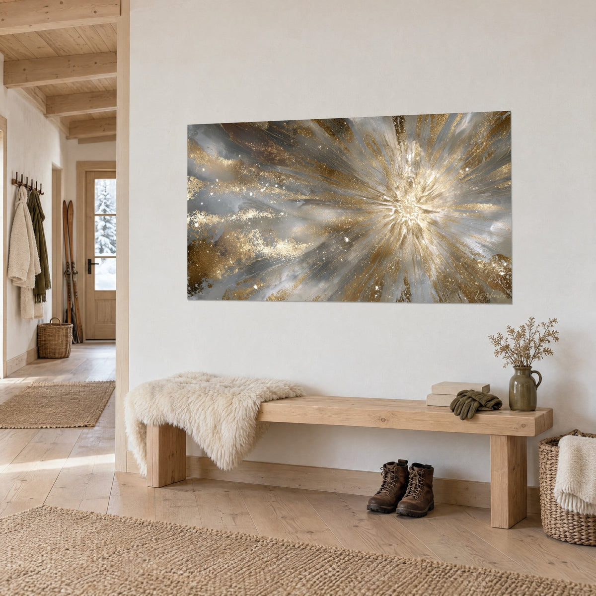 Gemälde Feuerwerk aus Gold und Silber mit feinen Linien, die aus der Mitte aufsteigen, an einer weißen Wand, Holzchalet aus hellem Holz