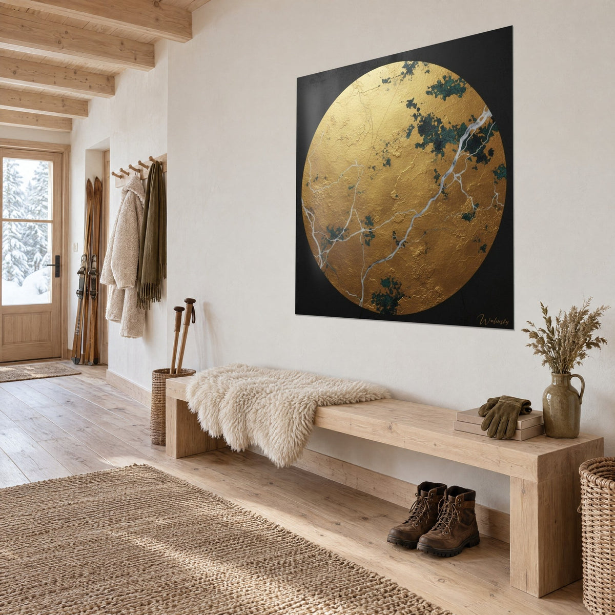 Tableau lune dorée rayée de fissures blanches et de plaques vert sapin sur fond noir, accrochée près d'un banc en bois et d'une peau de mouton