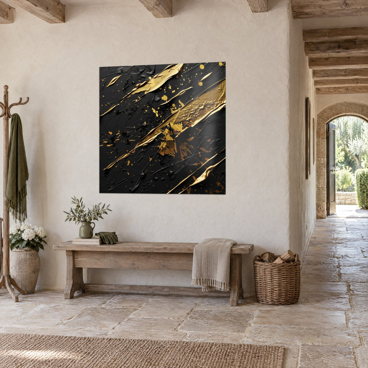 Tableau aux larges coups de spatule or sur noir mat, en vue de trois-quarts au mur d'un couloir en pierre claire