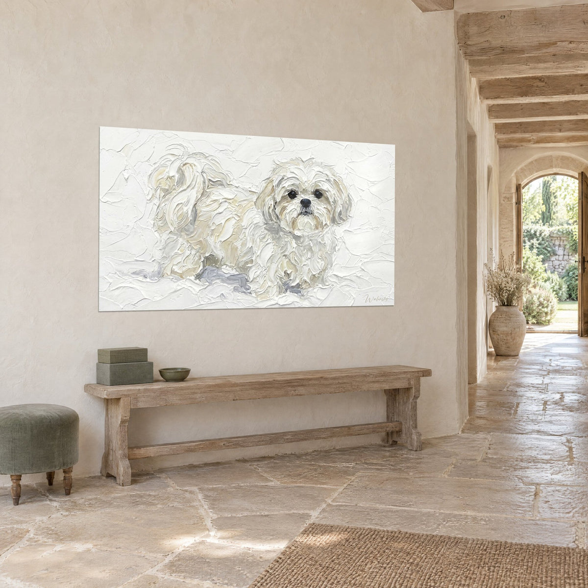Tableau shih tzu crème en relief, truffe noire et reflets beige, vu de trois quarts sur un mur de pierre, couloir voûté