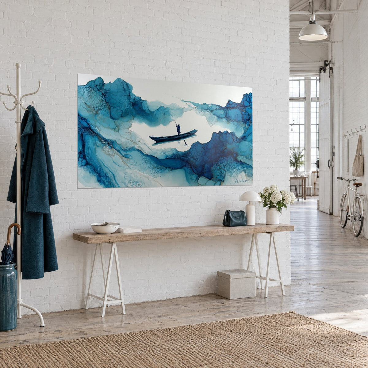 Schilderij baarsvisser op een indigo romp, golven van middernachtblauwe inkt en lucht, houten console in een kunstenaarsloft