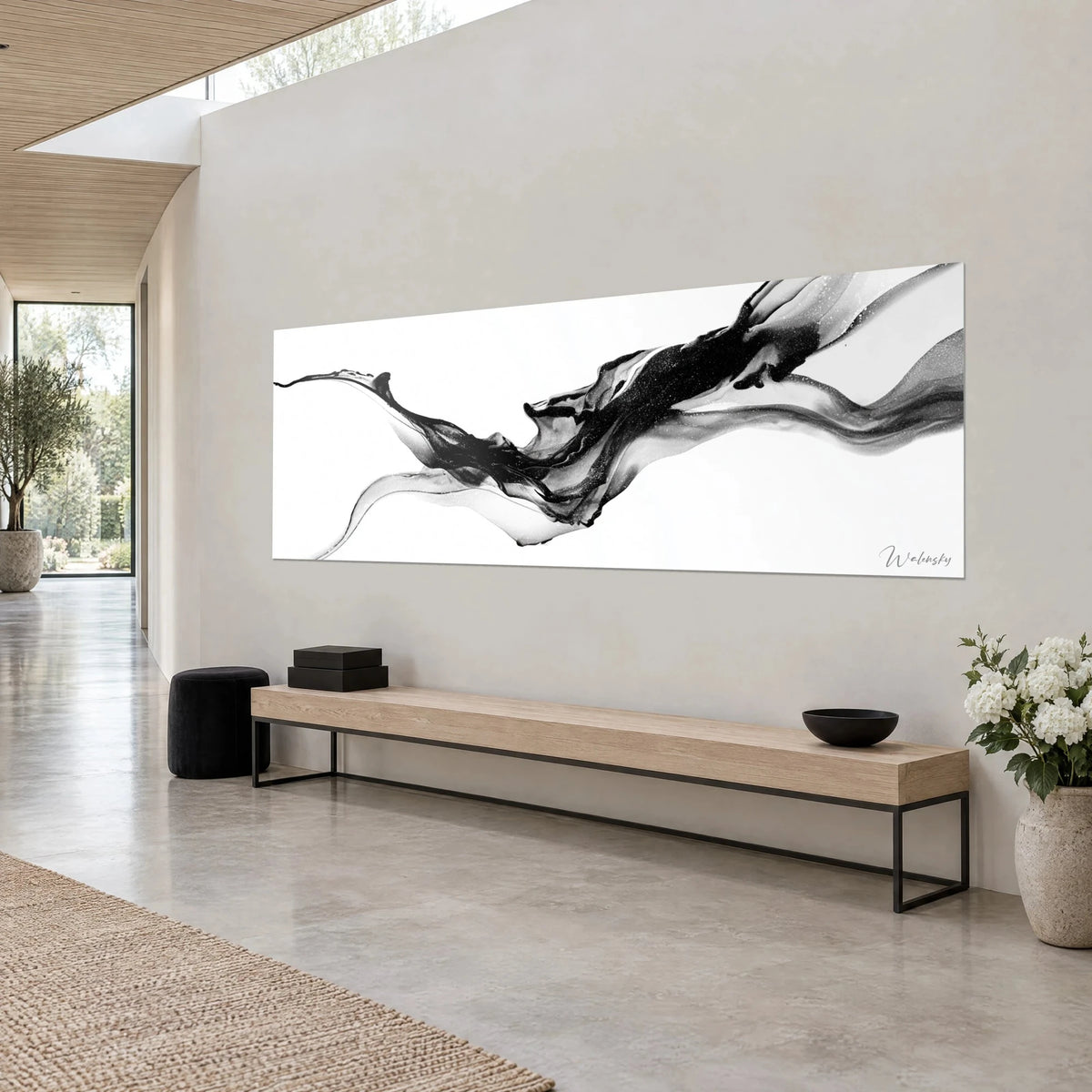 Tableau panoramique de fumée charbon aux voiles argentés sur blanc pur, accroché au-dessus d'un banc en bois clair