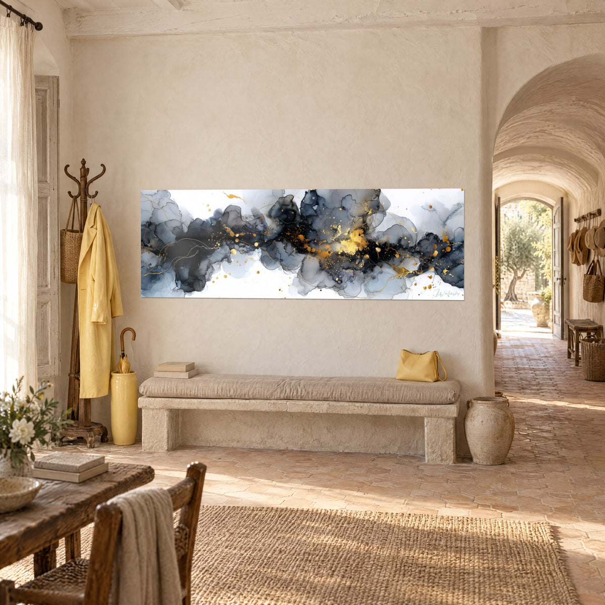 Schilderij van een gouden storm in vloeiende inkt, zwarte en blauwgrijze krullen, goudvlekken, op een gekalkte muur naast een stenen boog