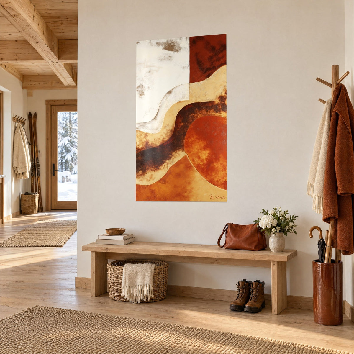 Quadro astratto ondulato in ruggine e sabbia dorata, fascia bianco sporco in alto, appeso nell'ingresso di uno chalet in legno