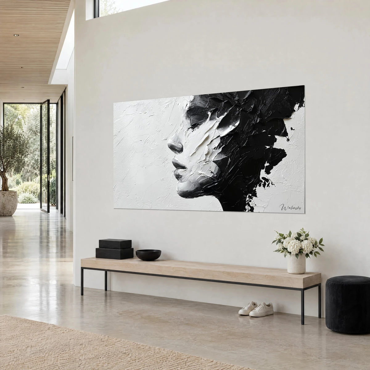 Quadro volto di donna di profilo, spesse pennellate a spatola bianco crema e nero profondo, ciocche lacerate, parete beige di una casa d'architetto