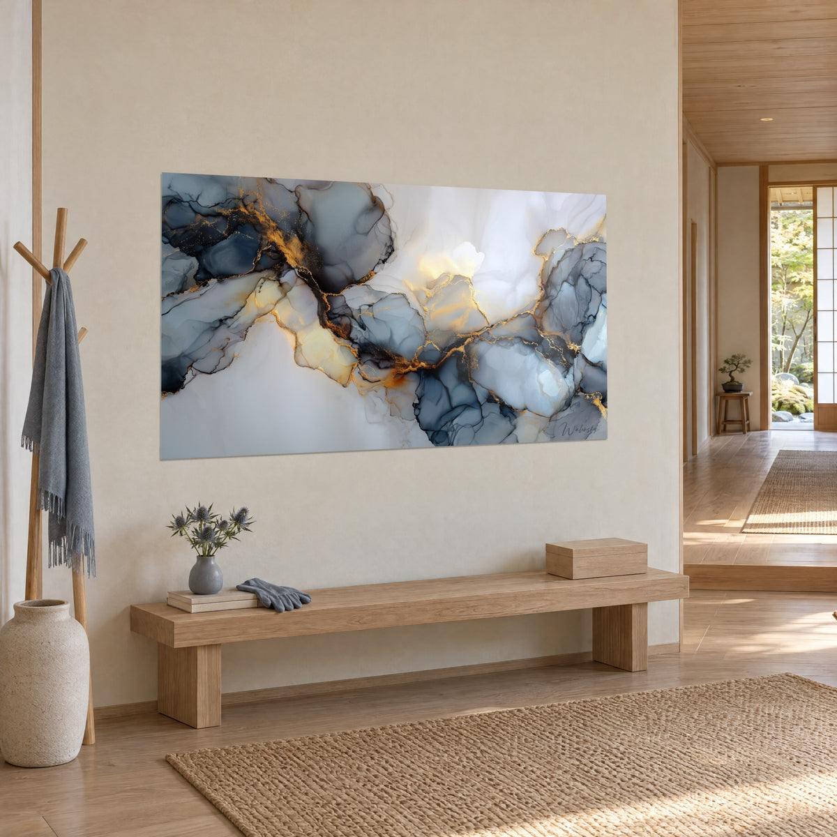 Quadro di inchiostro fluido in blu ardesia e bianco perlato, luminose linee dorate, appeso accanto a una panca di legno chiaro