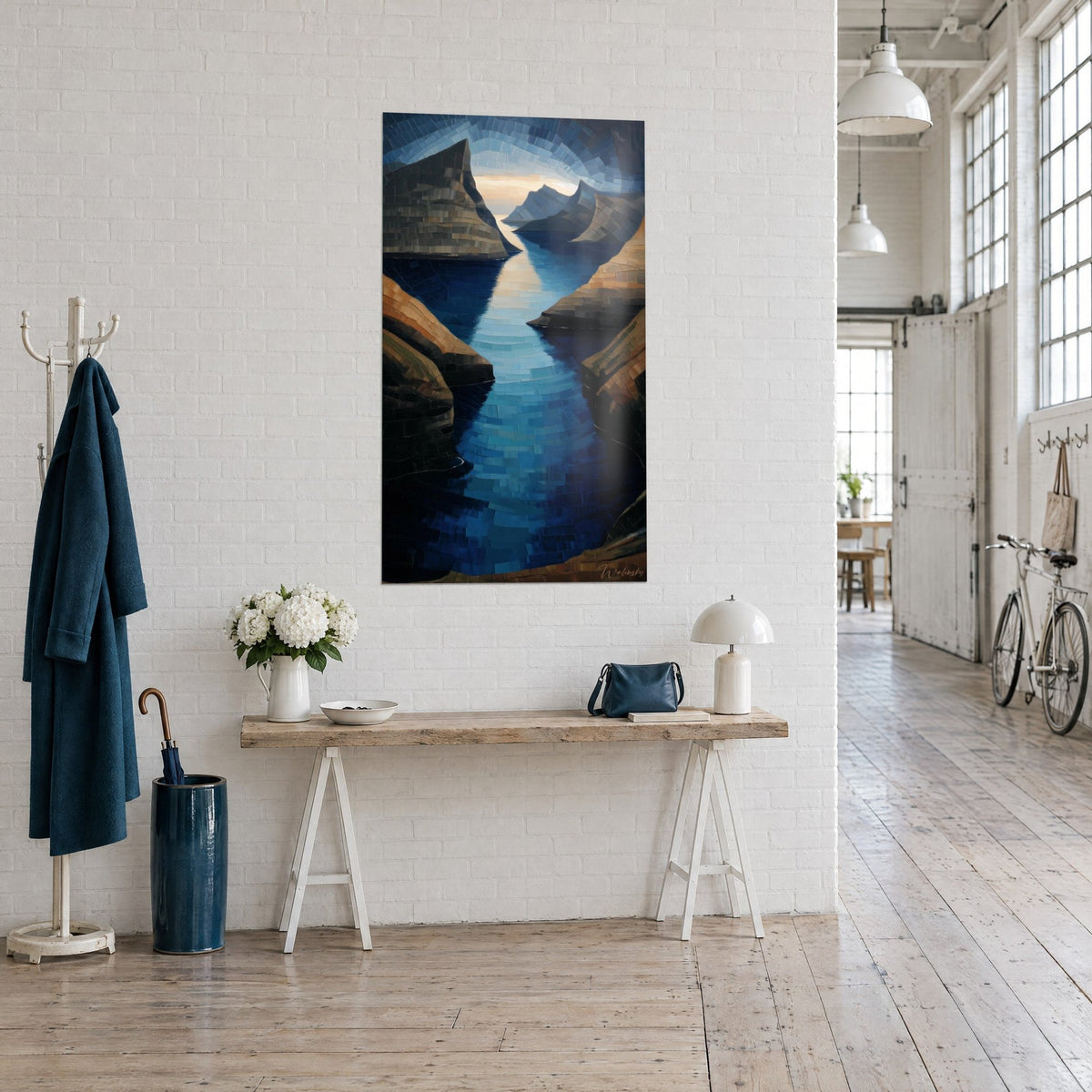 Schilderij Azuurblauwe geul tussen twee oker wanden, gouden weerspiegeling van de zonsondergang, driekwart zicht naast een console in de loft